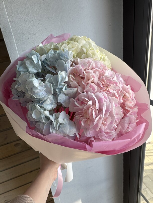 Букет и гортензии, артикул F13034 - 1790 рублей, доставка по городу. Flawery - доставка цветов