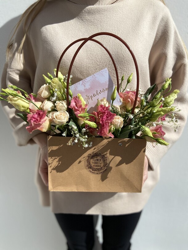 Сумка с цветами, артикул F13262 - 3050 рублей, доставка по городу. Flawery - доставка цветов