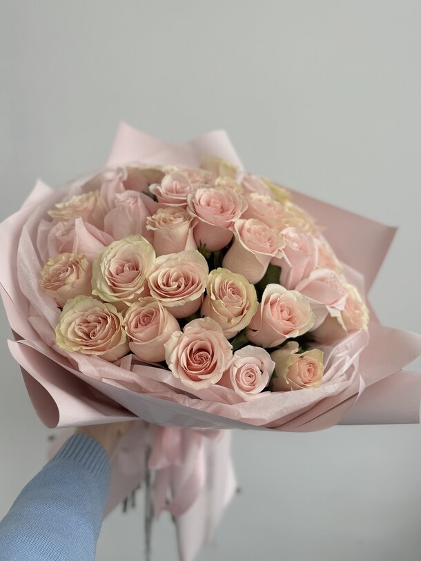 31 розовая роза, артикул F1370597 - 3550 рублей, доставка по городу. Flawery - доставка цветов