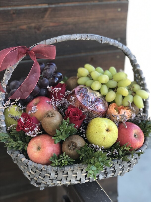 Вкусный презент, артикул F1400260 - 4100 рублей, доставка по городу. Flawery - доставка цветов