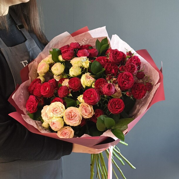 Букет из кустовых роз, артикул F1206880 - 6500 рублей, доставка по городу. Flawery - доставка цветов