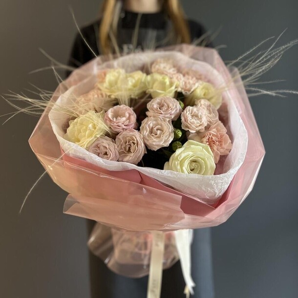 Букет из разнообразных сортов роз, артикул F1217363 - 5148 рублей, доставка по городу. Flawery - доставка цветов