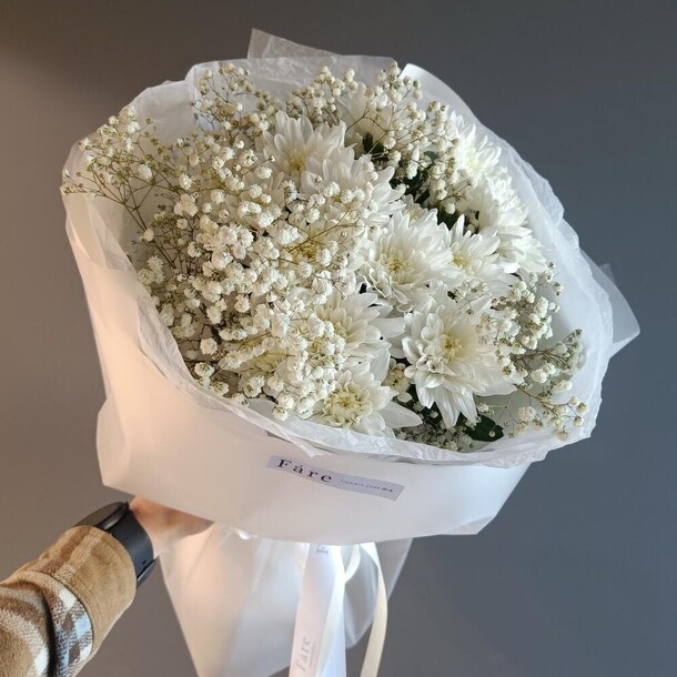 Букет из хризантем и гипсофил, артикул F1222233 - 3500 рублей, доставка по городу. Flawery - доставка цветов