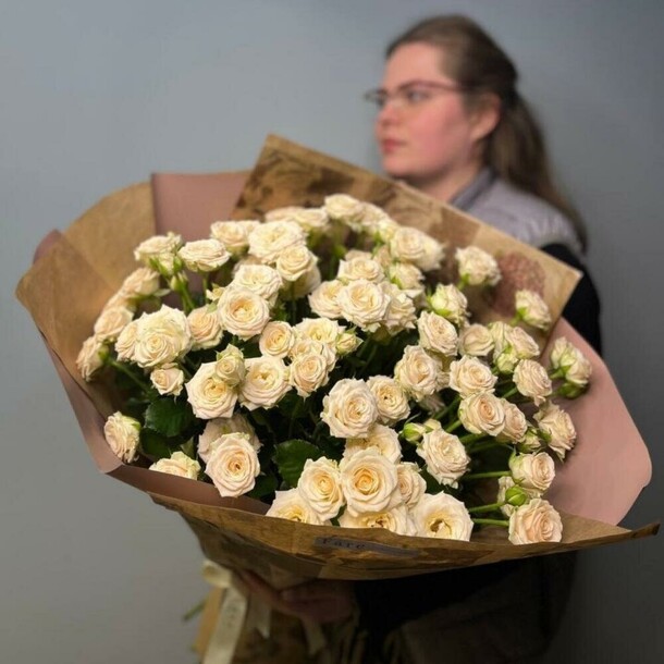 Букет из кустовых роз, артикул F1226841 - 11616 рублей, доставка по городу. Flawery - доставка цветов