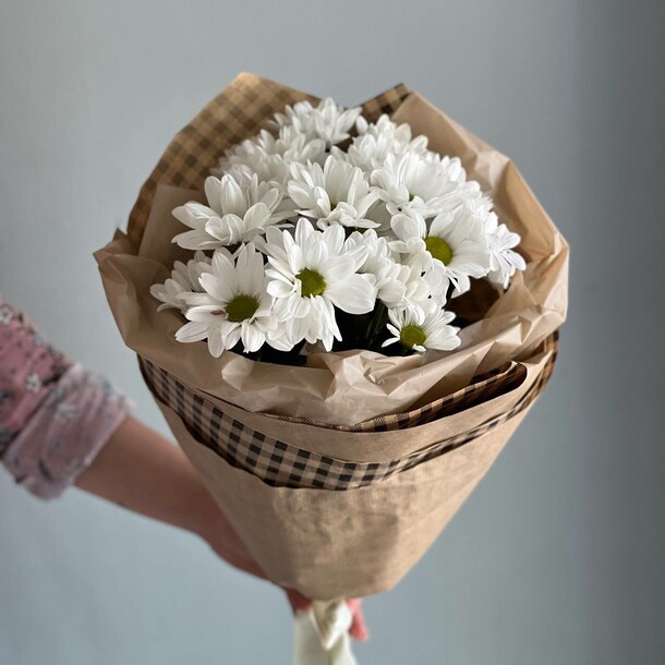 Букет из кустовой ромашковой хризантемы, артикул F1328949 - 2500 рублей, доставка по городу. Flawery - доставка цветов