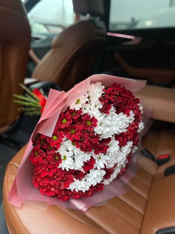 Букет из 25 кустовых хризантем, артикул F1205060 - 8239 рублей, доставка по городу. Flawery - доставка цветов