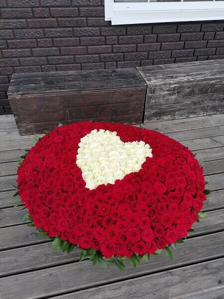 Композиция любовь из 301 розы, артикул F1287733 - 97900 рублей, доставка по городу. Flawery - доставка цветов