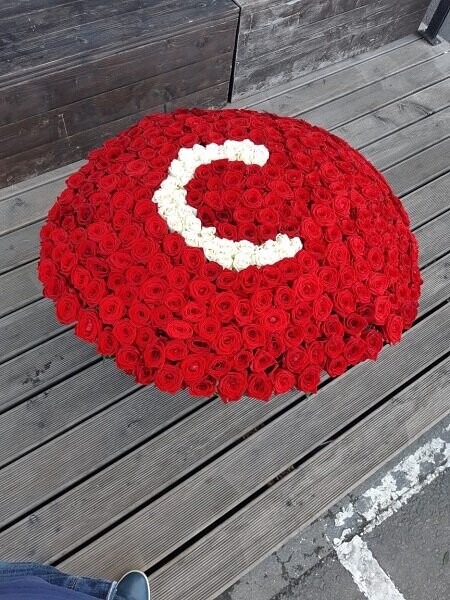 Буква из 301 розы, артикул F1287745 - 8900 рублей, доставка по городу. Flawery - доставка цветов