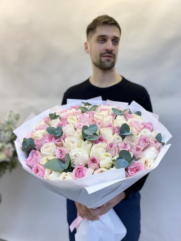 Букет из 101 пионовидной розы охара, артикул F1287752 - 39490 рублей, доставка по городу. Flawery - доставка цветов