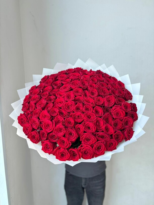101 красная роза 70 см, артикул F1296702 - 19900 рублей, доставка по городу. Flawery - доставка цветов