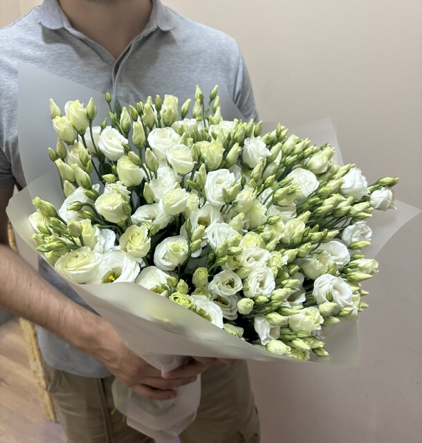 Букет из 21 белой эустомы, артикул F1315499 - 8900 рублей, доставка по городу. Flawery - доставка цветов