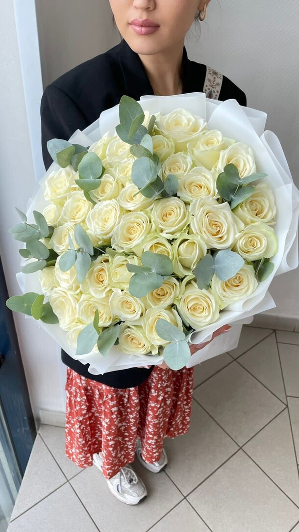 Букет из 51 розы с эквалиптом, артикул F1315627 - 12900 рублей, доставка по городу. Flawery - доставка цветов