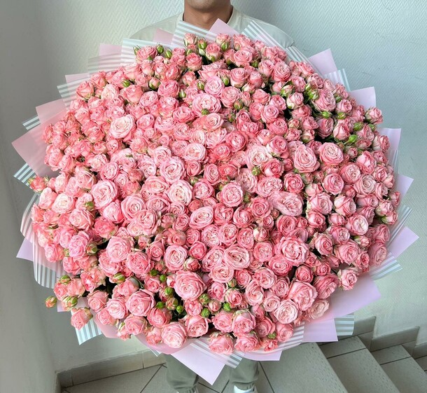 101 кустовая роза мадам бомбастик, артикул F1321101 - 43890 рублей, доставка по городу. Flawery - доставка цветов