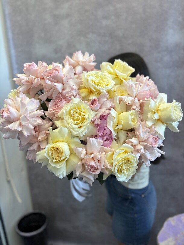 Букет из французских вывернутых роз и гортензий, артикул F1321944 - 17490 рублей, доставка по городу. Flawery - доставка цветов