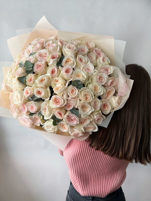 101 роза вайт о’хара с добавлением эвкалипта, артикул F1325005 - 43890 рублей, доставка по городу. Flawery - доставка цветов