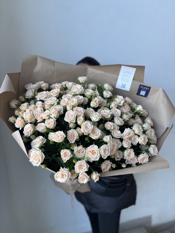 Букет из кустовых роз антонина, артикул F1339765 - 10890 рублей, доставка по городу. Flawery - доставка цветов