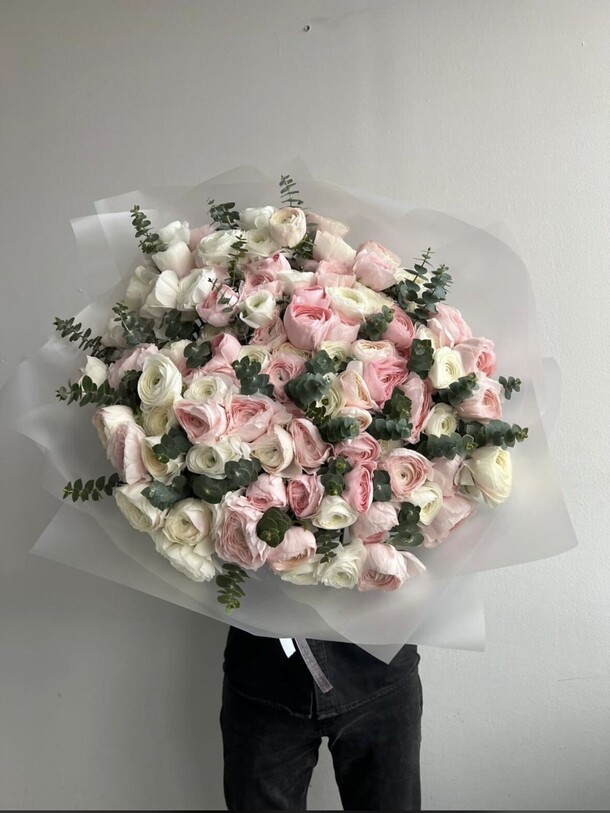 Букет из 75 ранункулюсов и эвкалипта, артикул F1365711 - 61490 рублей, доставка по городу. Flawery - доставка цветов