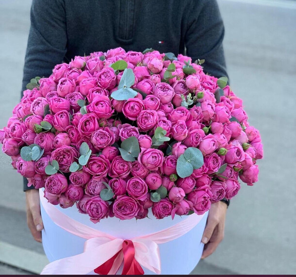 101 пионовидная кустовая роза мисти баблз в коробке, артикул F1422545 - 43890 рублей, доставка по городу. Flawery - доставка цветов