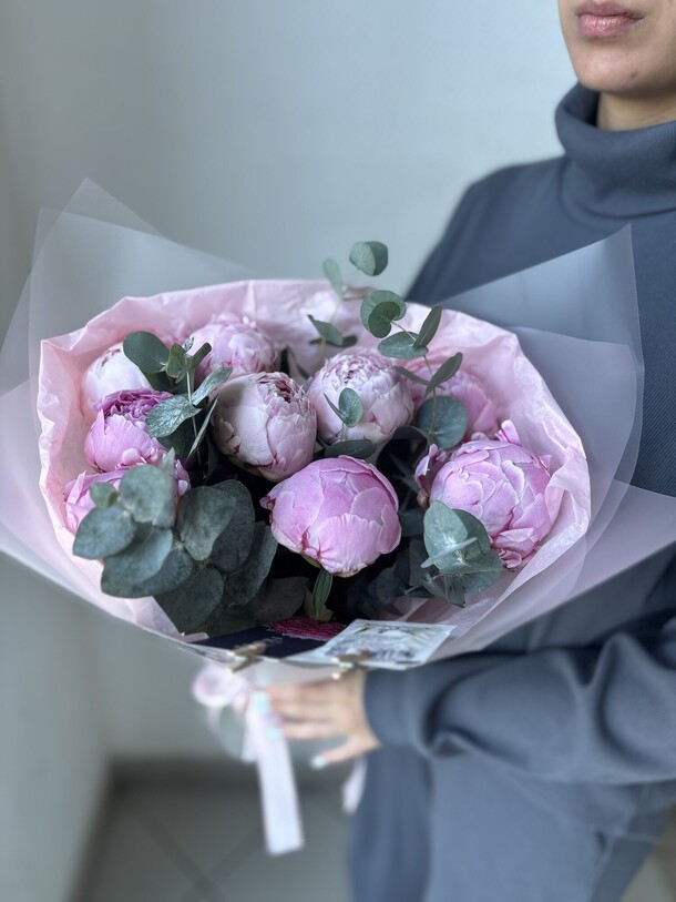 9 розовых пионов с эвкалиптом, артикул F1435178 - 8690 рублей, доставка по городу. Flawery - доставка цветов