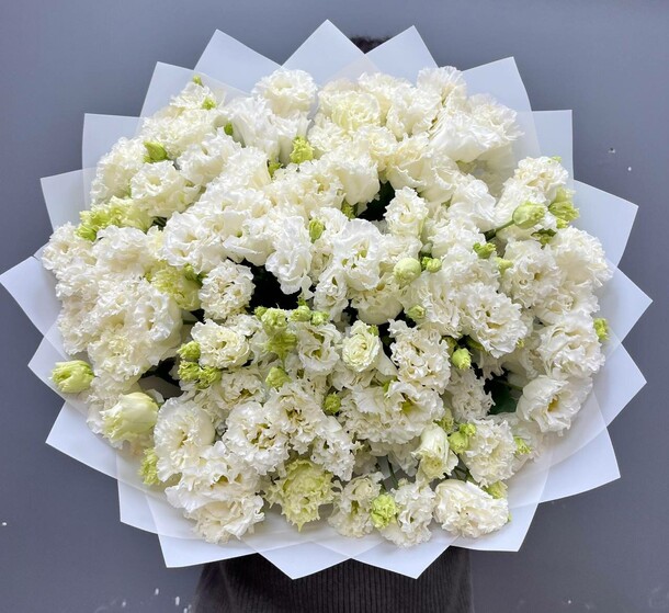 Букет из 31 белой эустомы, артикул F1443495 - 14190 рублей, доставка по городу. Flawery - доставка цветов
