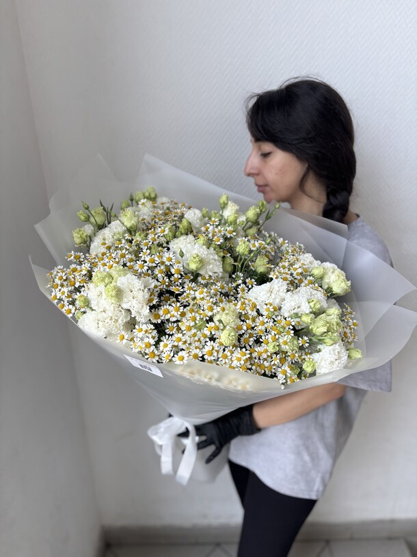 Летний букет из ромашек и эустомы, артикул F1446043 - 12396 рублей, доставка по городу. Flawery - доставка цветов