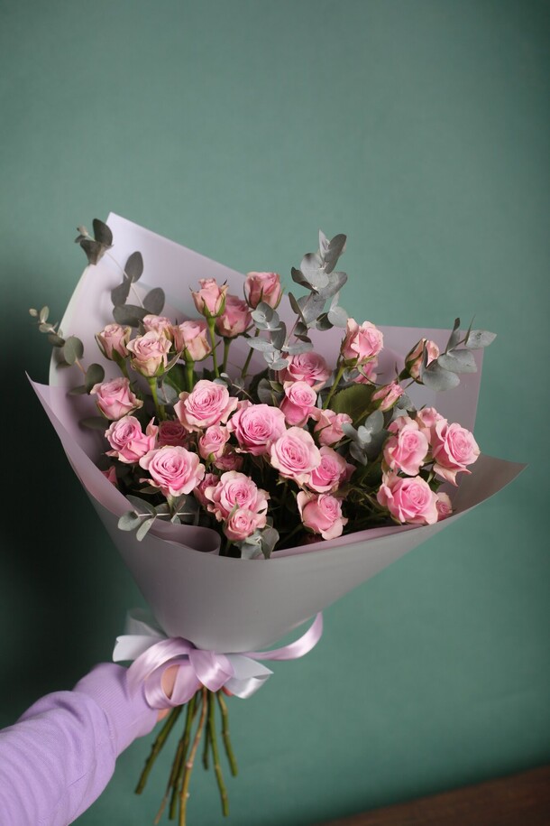 Букет из кустовых роз с эвкалиптом, артикул F1380986 - 4575 рублей, доставка по городу. Flawery - доставка цветов