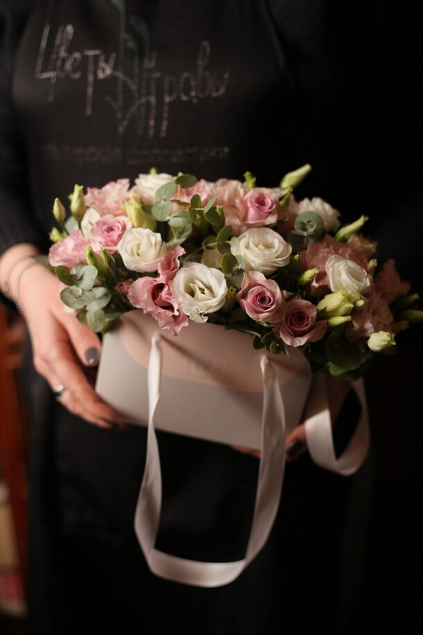 Сумочка с эустомой и пионовидной розой, артикул F1380987 - 3900 рублей, доставка по городу. Flawery - доставка цветов