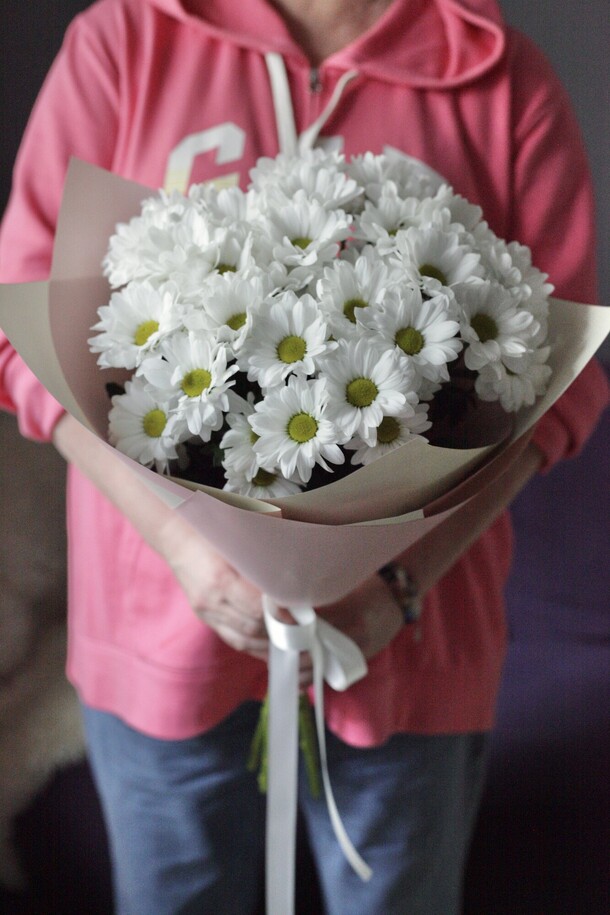 Букет ромашек хризантем, артикул F1433399 - 2499 рублей, доставка по городу. Flawery - доставка цветов