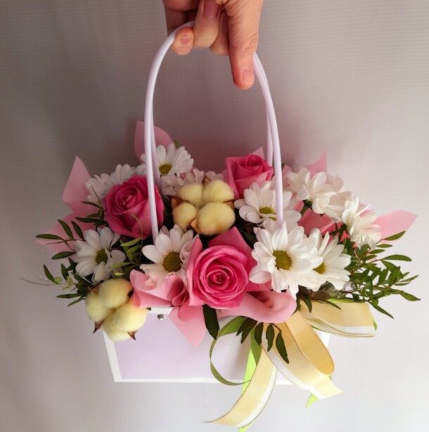 Композиция в большой сумочке, артикул F1215825 - 3500 рублей, доставка по городу. Flawery - доставка цветов