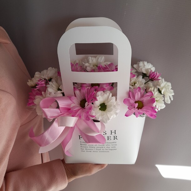 Хризантемы-ромашка в розовой сумочке, артикул F1218705 - 1900 рублей, доставка по городу. Flawery - доставка цветов