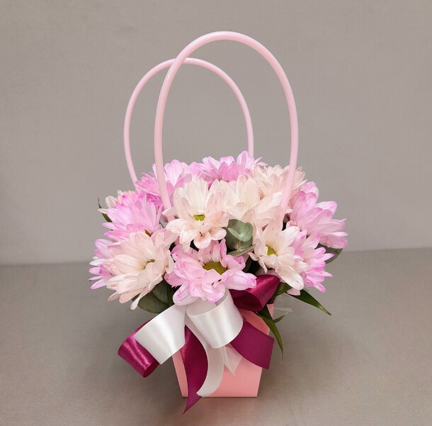 Хризантема нежная в сумочке, артикул F1218737 - 1750 рублей, доставка по городу. Flawery - доставка цветов