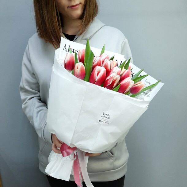 15 тюльпанов в оформлении, артикул F1246744 - 3650 рублей, доставка по городу. Flawery - доставка цветов