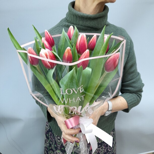 11 тюльпанов в подарочной слюде, артикул F1249542 - 2700 рублей, доставка по городу. Flawery - доставка цветов