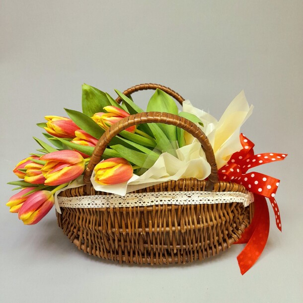 Яркие тюльпаны в корзинке, артикул F1259758 - 4800 рублей, доставка по городу. Flawery - доставка цветов