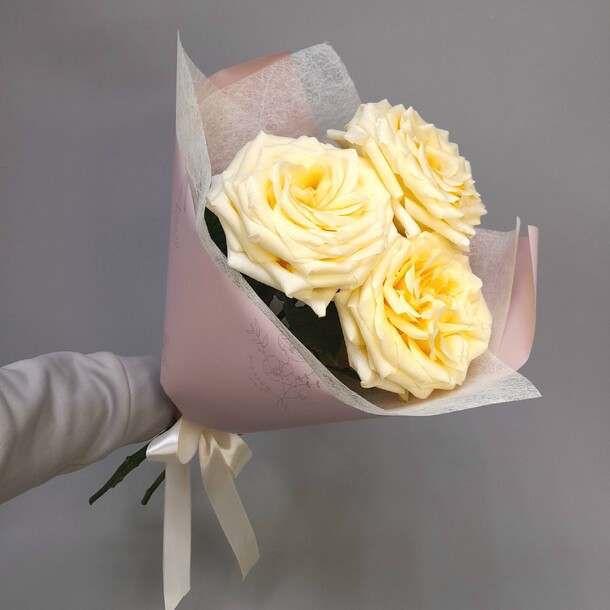 Букет из 3 пионовидных роз, артикул F1293214 - 1750 рублей, доставка по городу. Flawery - доставка цветов