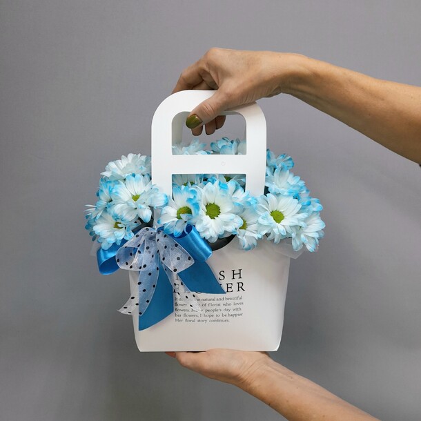 Сумочка с голубой хризантемой, артикул F1312195 - 2390 рублей, доставка по городу. Flawery - доставка цветов