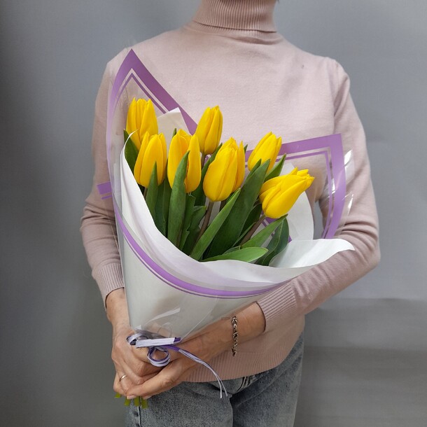 9 жёлтых тюльпанов в оформлении, артикул F1383224 - 2190 рублей, доставка по городу. Flawery - доставка цветов