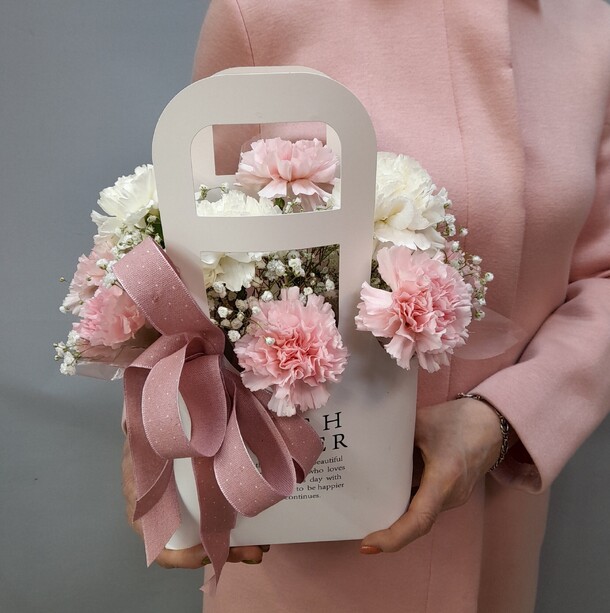 Нежные и романтичные диантусы в сумочке, артикул F1402269 - 2700 рублей, доставка по городу. Flawery - доставка цветов