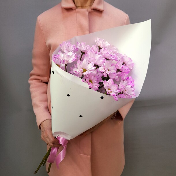 Букет из розовых ромашковых хризантем, артикул F1408073 - 2000 рублей, доставка по городу. Flawery - доставка цветов