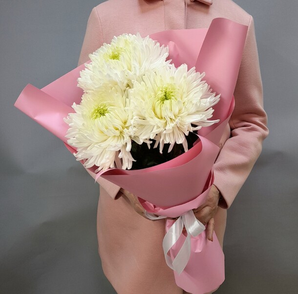 Букет из крупных хризантем, артикул F1415101 - 2570 рублей, доставка по городу. Flawery - доставка цветов