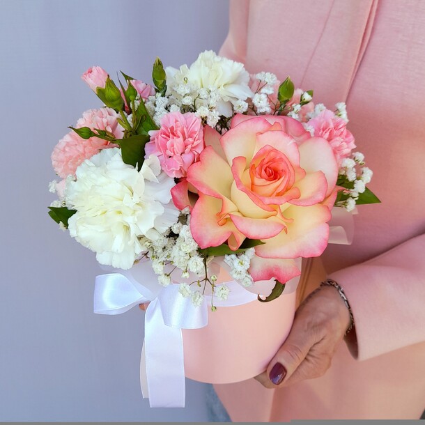 Цветы в коробке, артикул F1418692 - 3050 рублей, доставка по городу. Flawery - доставка цветов