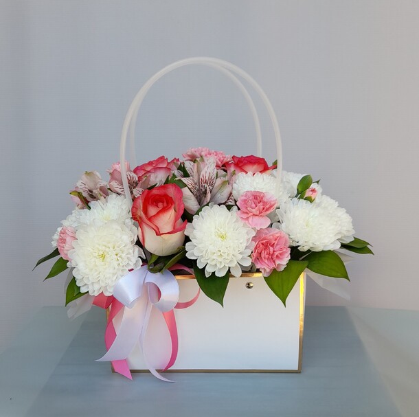 Большая сумочка с цветами, артикул F1422828 - 4800 рублей, доставка по городу. Flawery - доставка цветов
