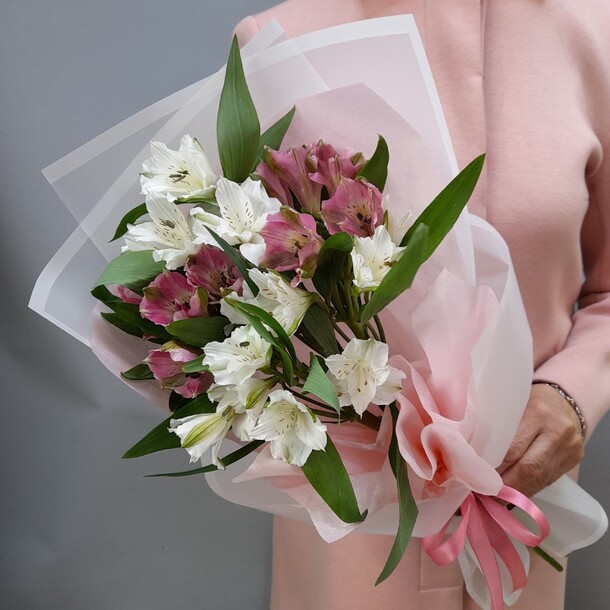 Монобукет из 5 альстромерий, артикул F1431377 - 2250 рублей, доставка по городу. Flawery - доставка цветов