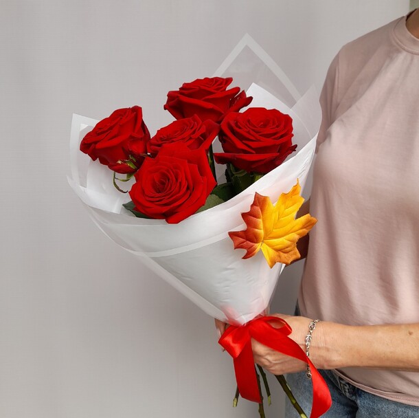 Букет осенний красные розы, артикул F1448619 - 2200 рублей, доставка по городу. Flawery - доставка цветов