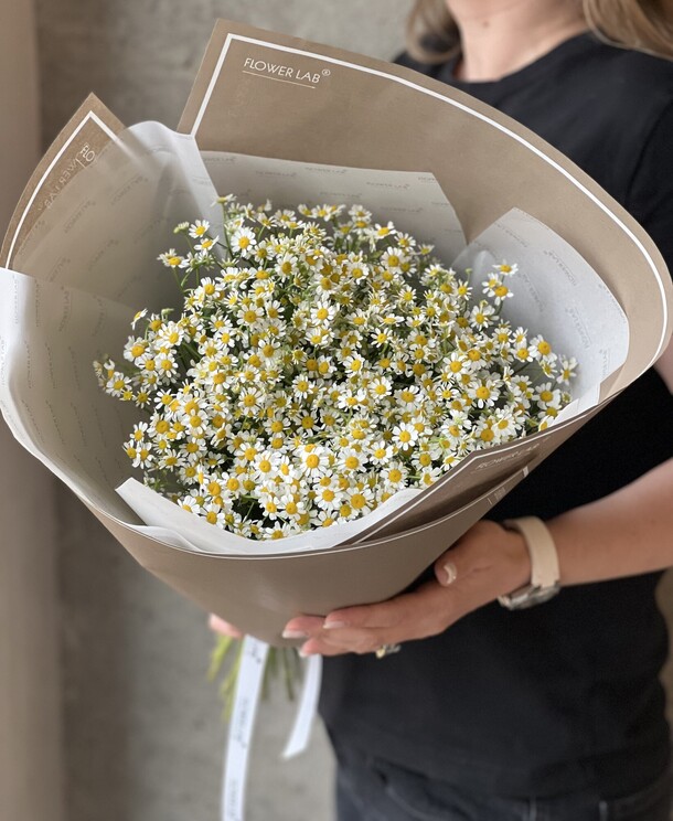 Букет из 25 кустовых ромашек в брендированной упаковке, артикул F1293387 - 5950 рублей, доставка по городу. Flawery - доставка цветов