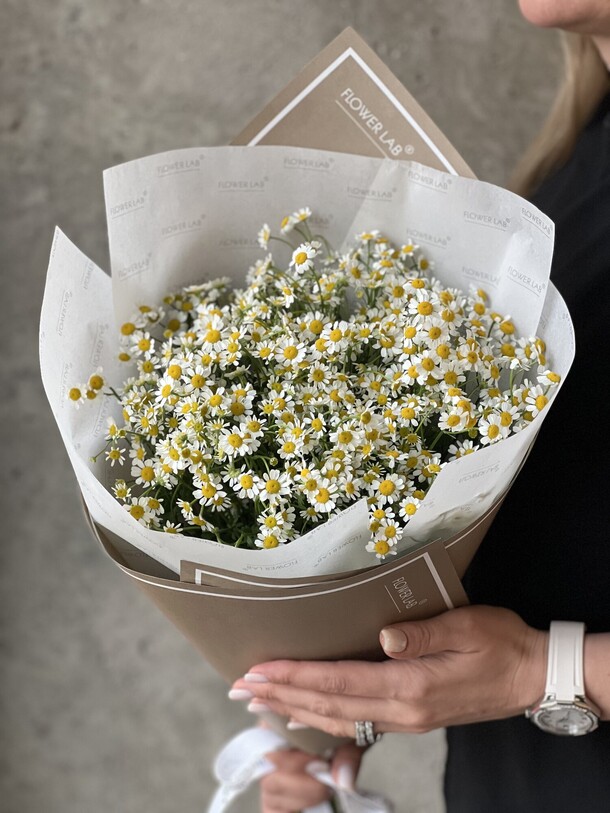 Букет из 15 кустовых ромашек в брендированной упаковке, артикул F1293390 - 4700 рублей, доставка по городу. Flawery - доставка цветов