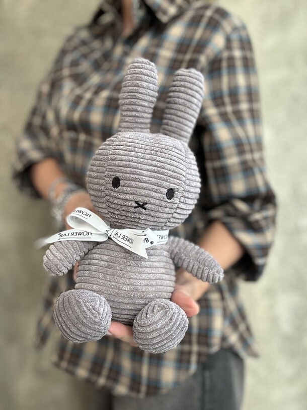 Зайчик серый 23 см, артикул F1332792 - 3570 рублей, доставка по городу. Flawery - доставка цветов