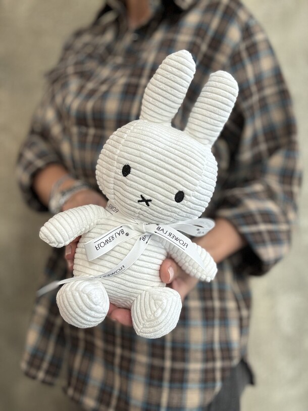 Зайчик белый, 23 см, артикул F1415915 - 3570 рублей, доставка по городу. Flawery - доставка цветов