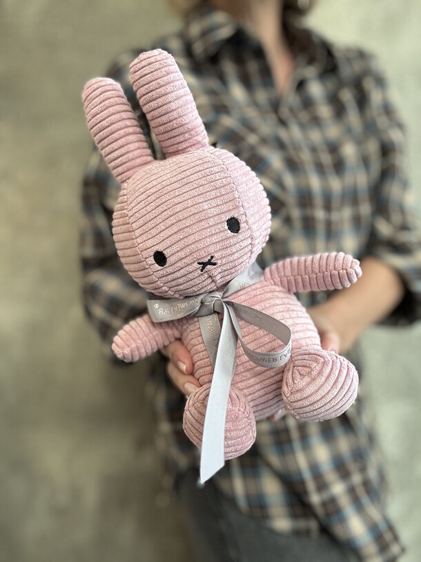 Зайчик розовый, 23 см, артикул F1415916 - 3570 рублей, доставка по городу. Flawery - доставка цветов