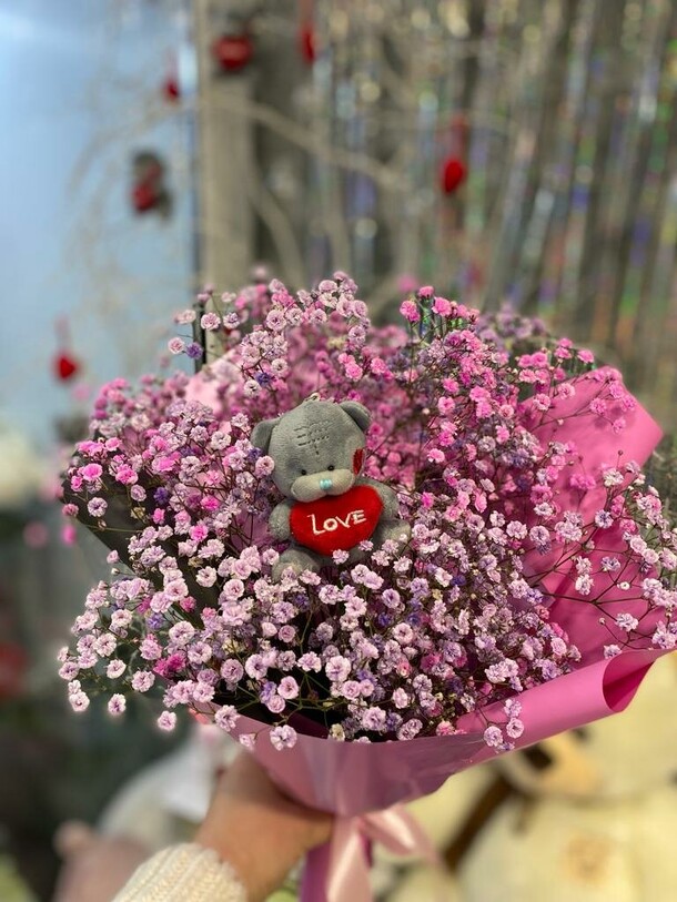 Гипсофила с мишкой, артикул F1244349 - 1900 рублей, доставка по городу. Flawery - доставка цветов